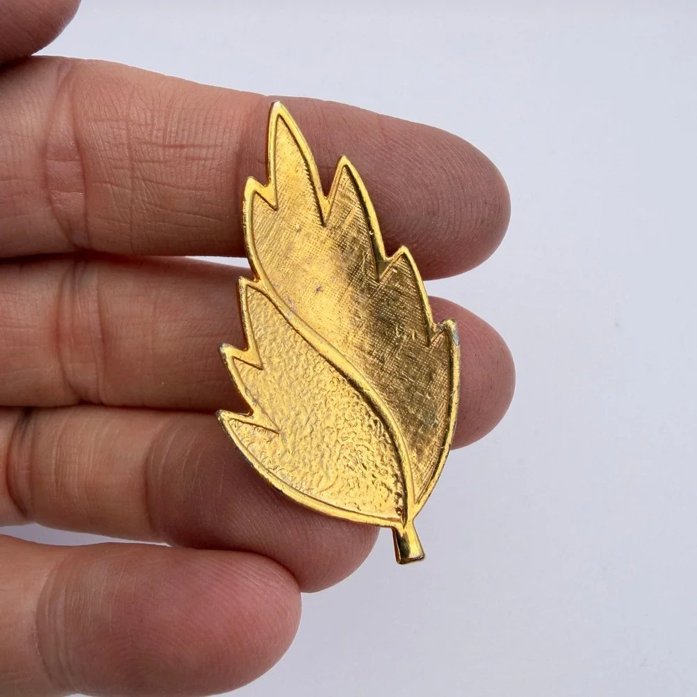 Brooch Leaf Shaped Gold Tone Textured Vintage Jewelry Lapel Hat Bag Pin